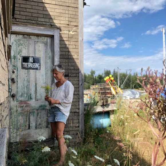 Meet your Posher, Lois - Picture 2 of 5